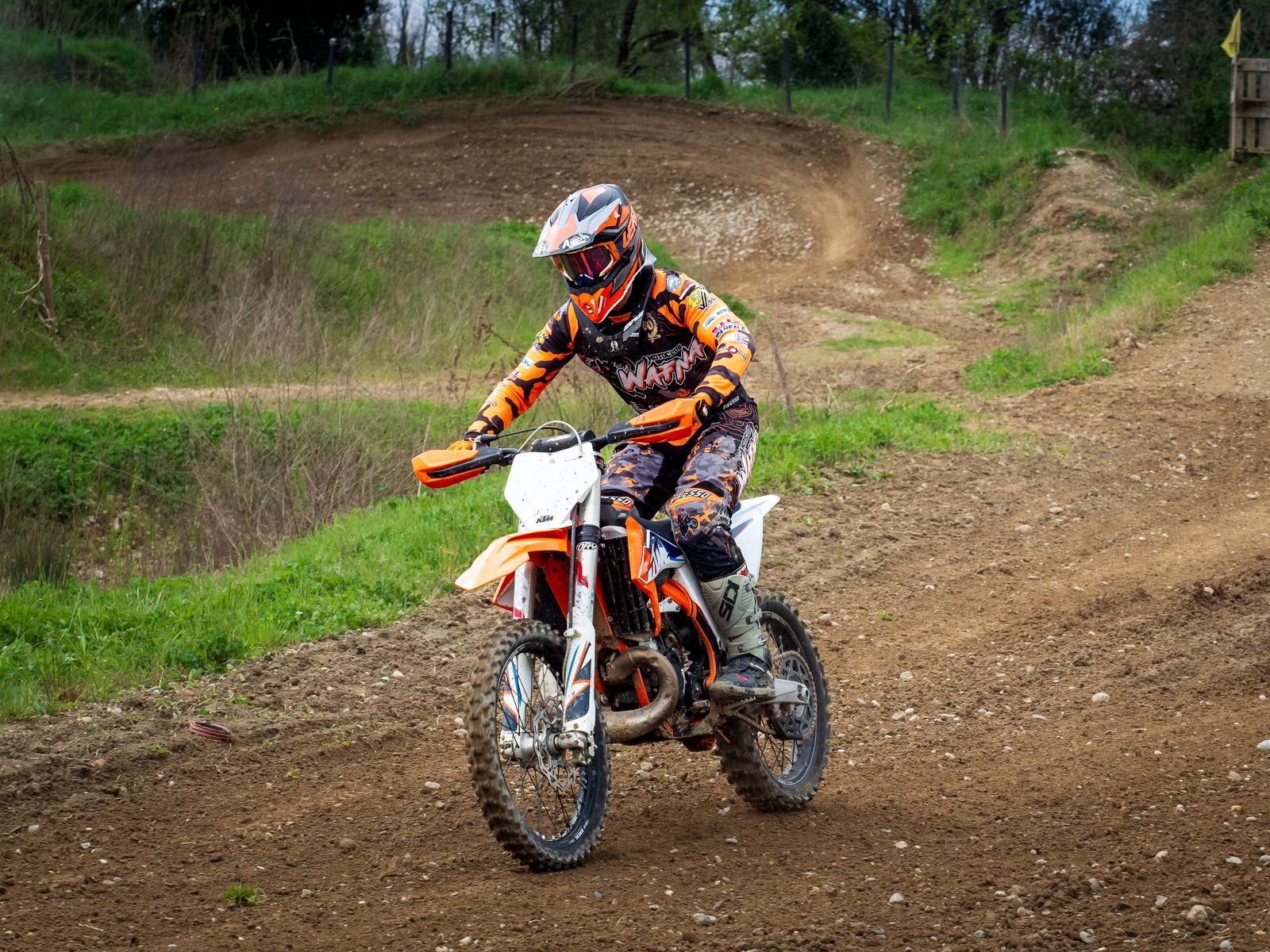 Pilota in curva sullo sterrato del Wafna MotoPark