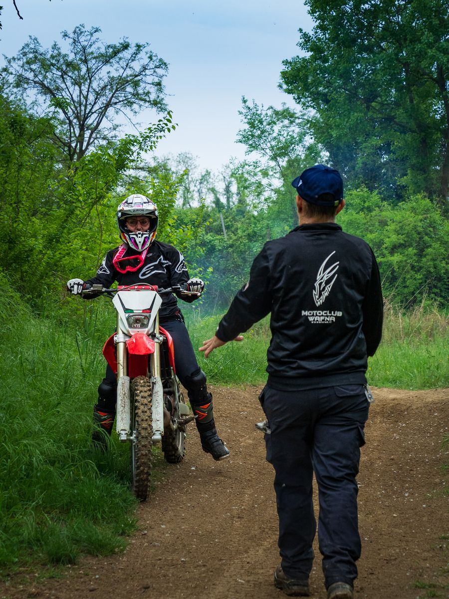 Istruttore che segue un allievo in pista